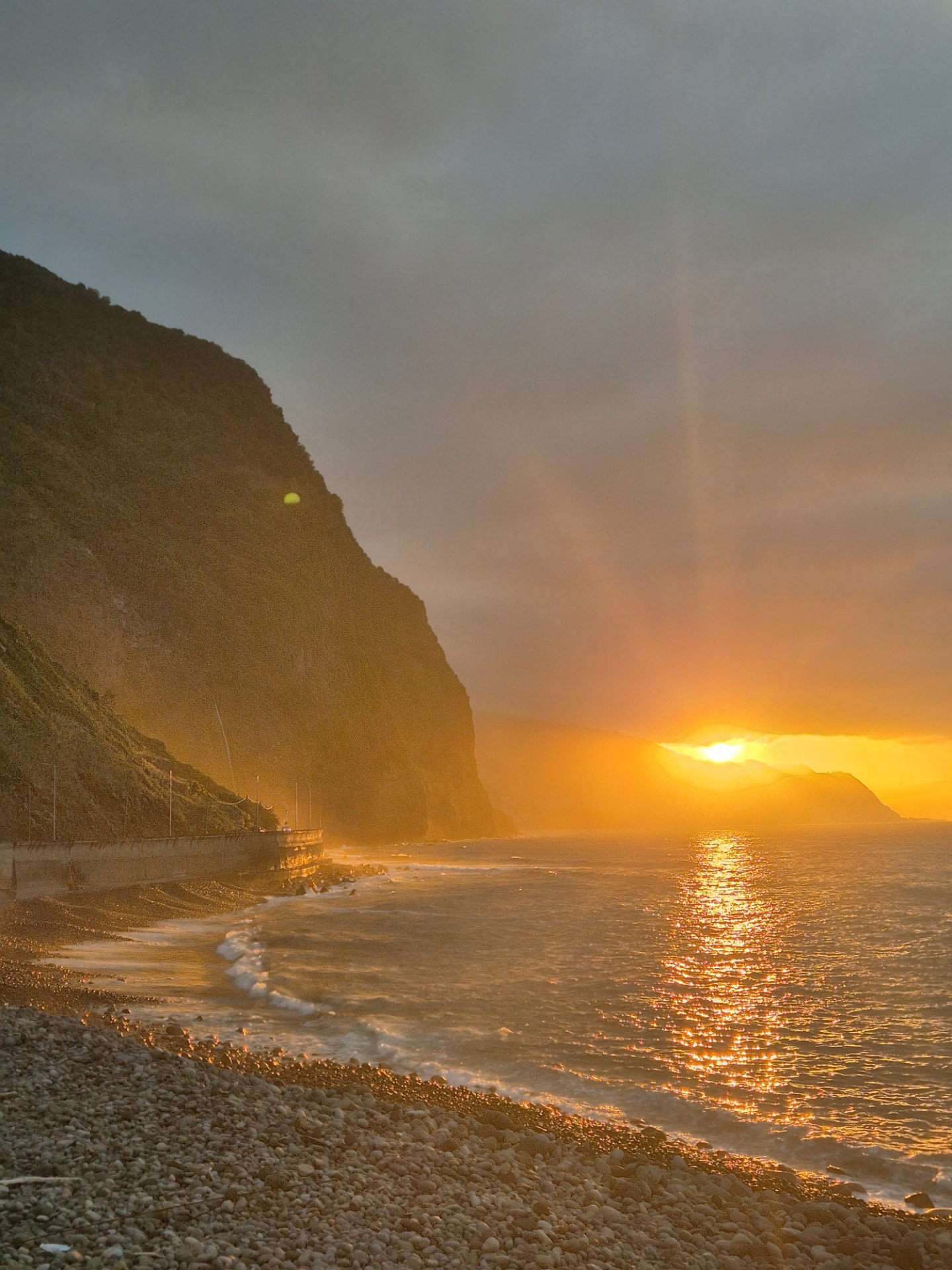 Zonsondergang boven de Atlantische Oceaan langs de Madeira-kust